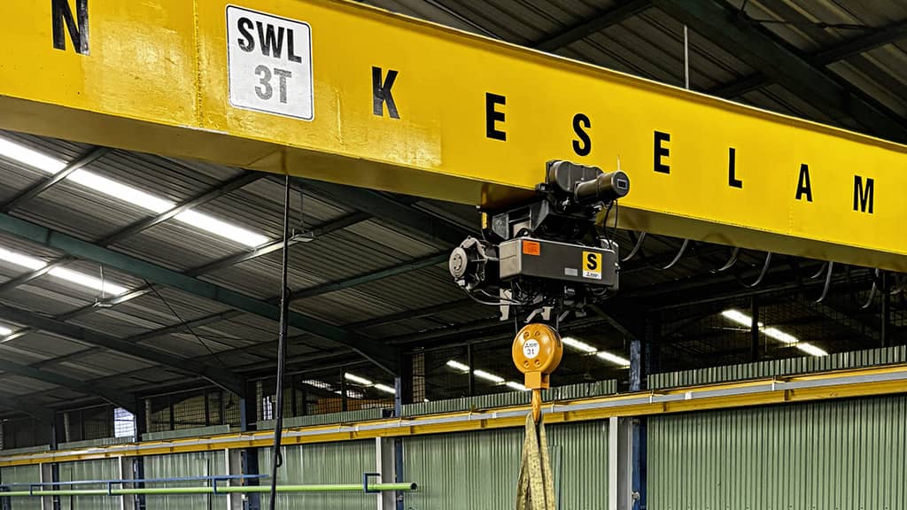 Hoist Cranes vs. Overhead Cranes: Mana yang Lebih Cocok untuk Aplikasi Anda?