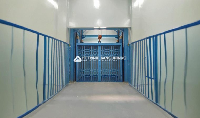 Cargo Lift vs. Forklift: Mana yang Lebih Cocok untuk Kebutuhan Logistik Anda? Cargo Lift vs. Forklift: Mana yang Lebih Cocok untuk Kebutuhan Logistik Anda?