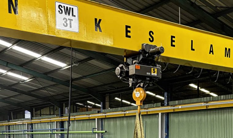 Hoist Cranes vs. Overhead Cranes: Mana yang Lebih Cocok untuk Aplikasi Anda?